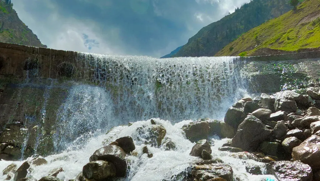 Harnoi Lake and Waterfall